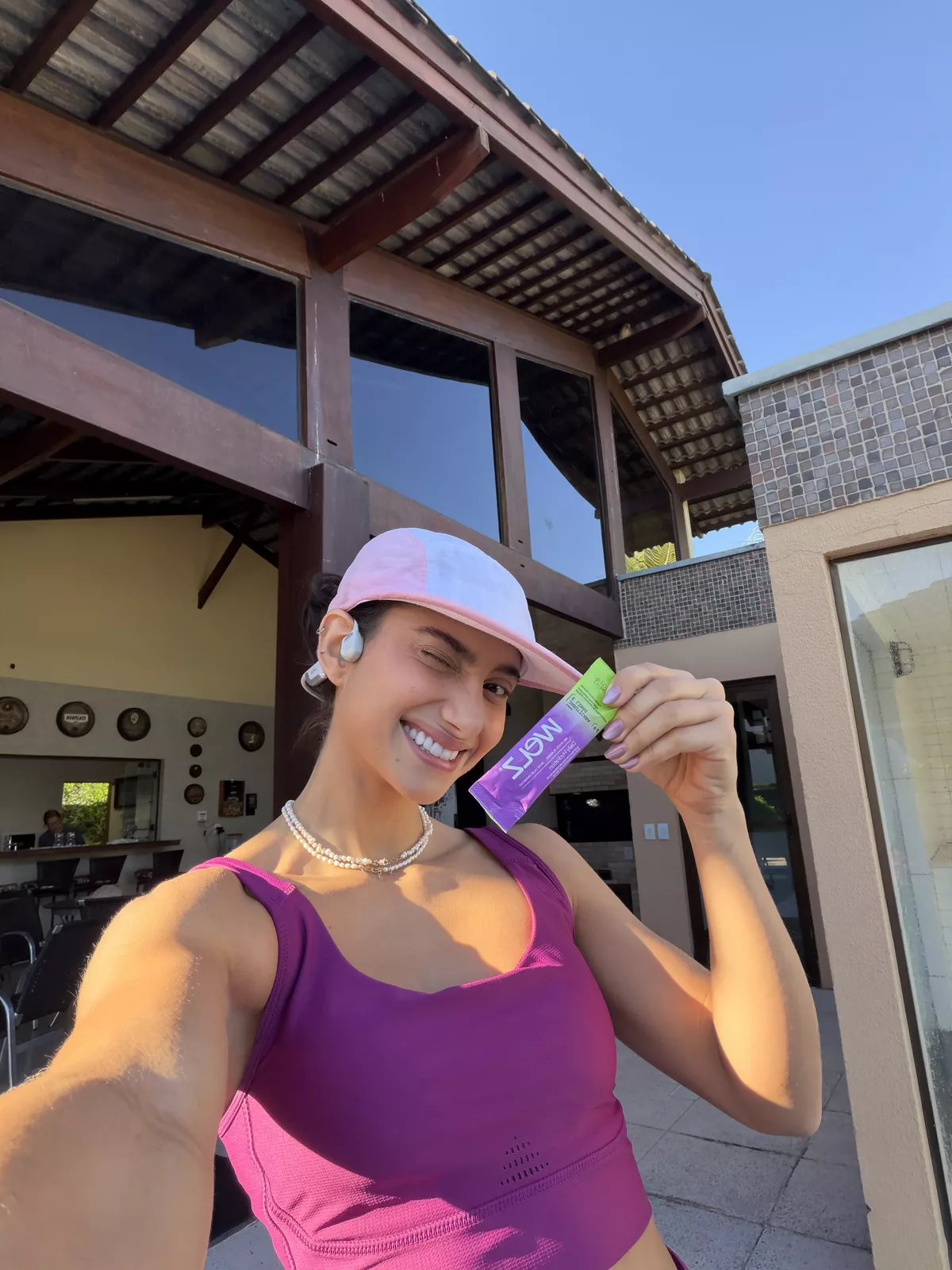 Cliente real segurando um produto Welz, foto tipo selfie