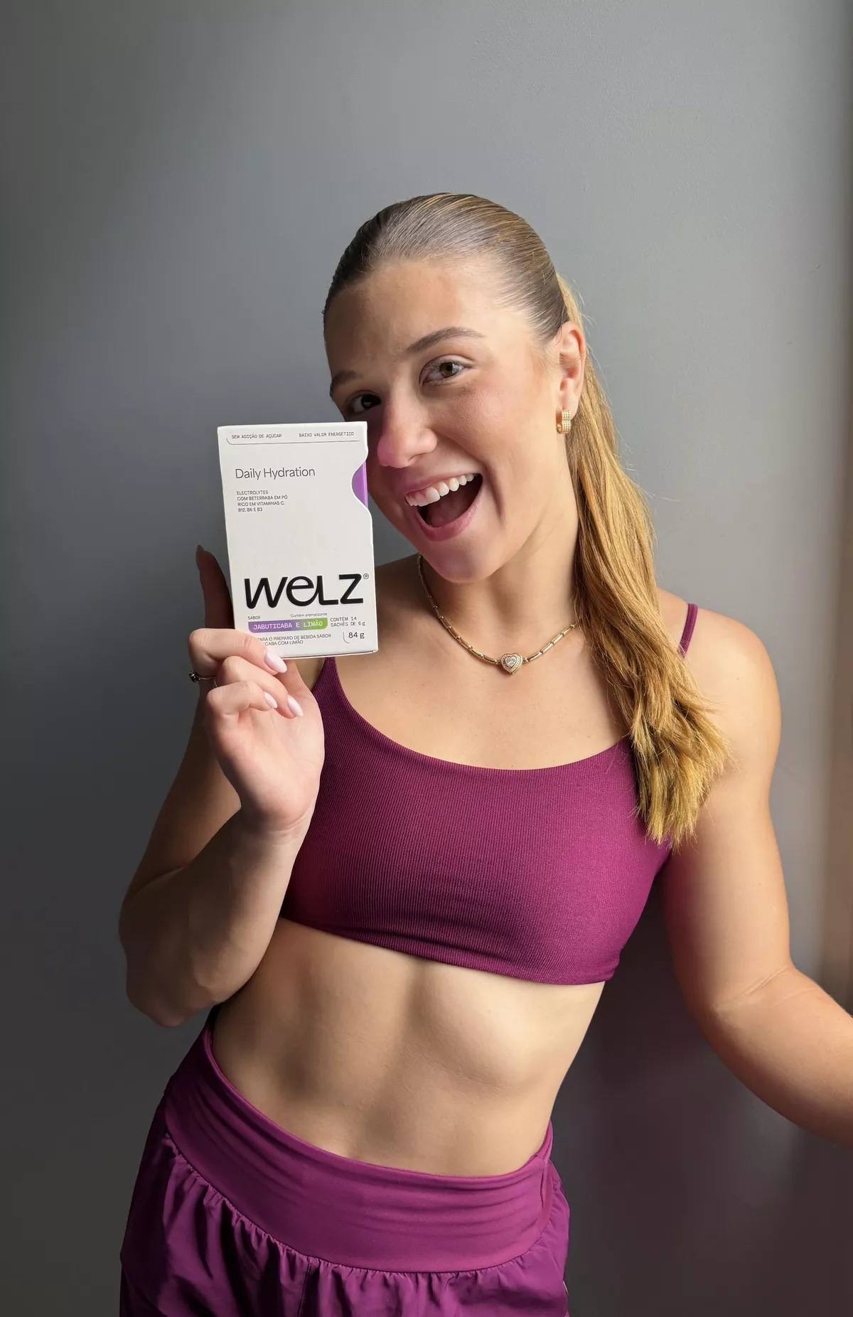 Cliente real segurando um produto Welz, foto tipo selfie